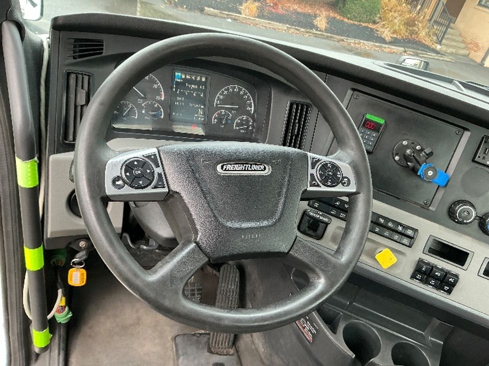 Day Cab Tractor-Heavy Duty Tractors-Freightliner-2022-T12664ST-Wilkes Barre-PA-721,609\n\t\tmiles-$ 33,000 - Image 11