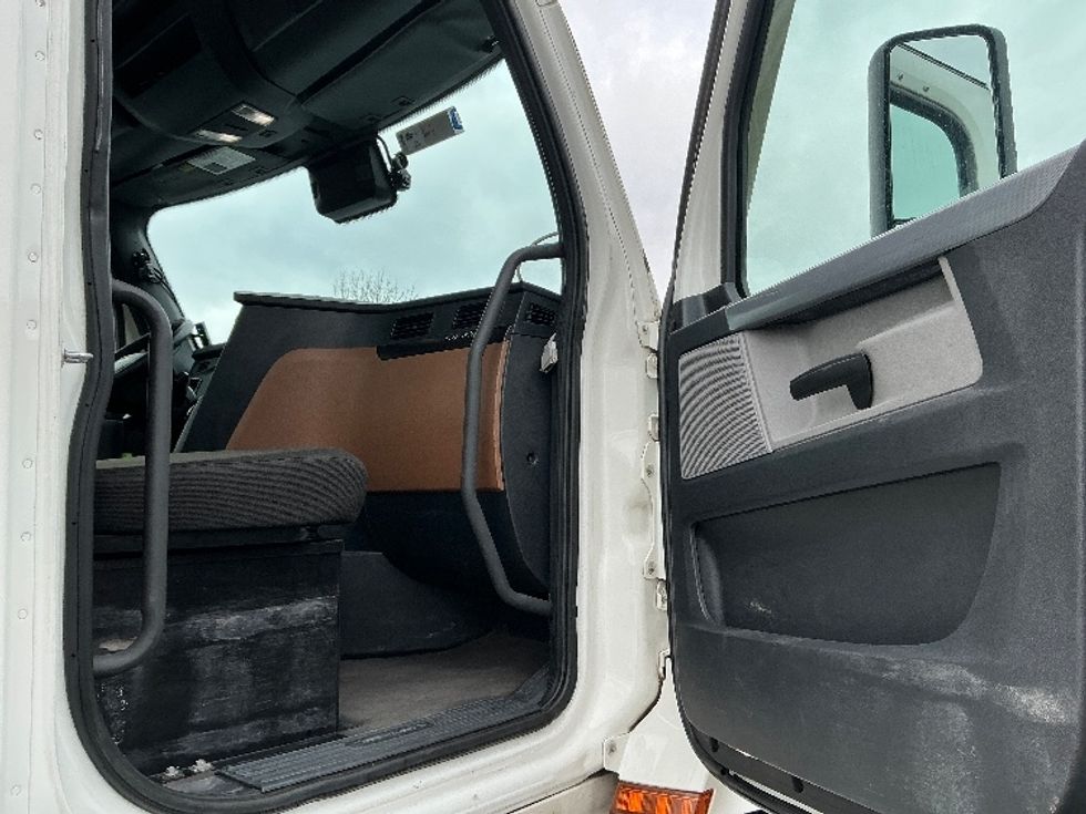 Day Cab Tractor-Heavy Duty Tractors-Freightliner-2022-T12664ST-Wilkes Barre-PA-721,609\n\t\tmiles-$ 33,000 - Image 12