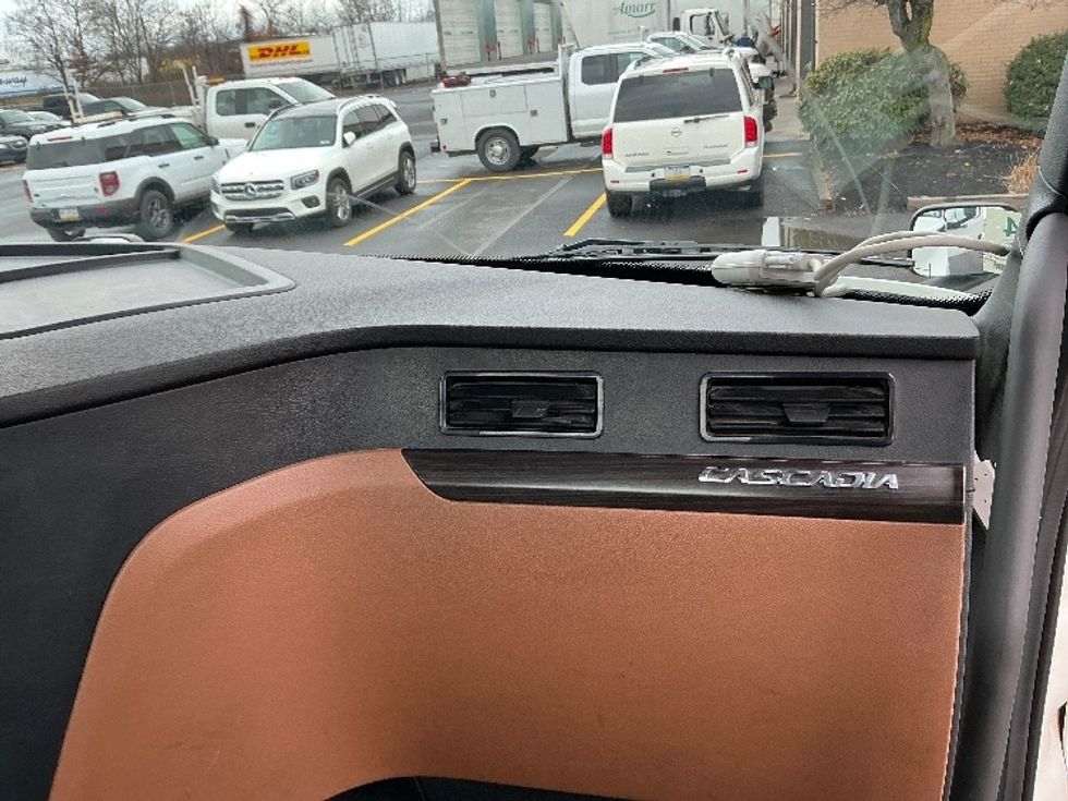 Day Cab Tractor-Heavy Duty Tractors-Freightliner-2022-T12664ST-Wilkes Barre-PA-721,609\n\t\tmiles-$ 33,000 - Image 13