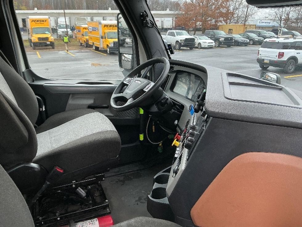 Day Cab Tractor-Heavy Duty Tractors-Freightliner-2022-T12664ST-Wilkes Barre-PA-721,609\n\t\tmiles-$ 33,000 - Image 14