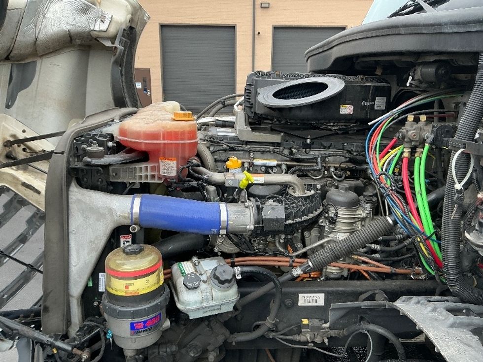 Day Cab Tractor-Heavy Duty Tractors-Freightliner-2022-T12664ST-Wilkes Barre-PA-721,609\n\t\tmiles-$ 33,000 - Image 16