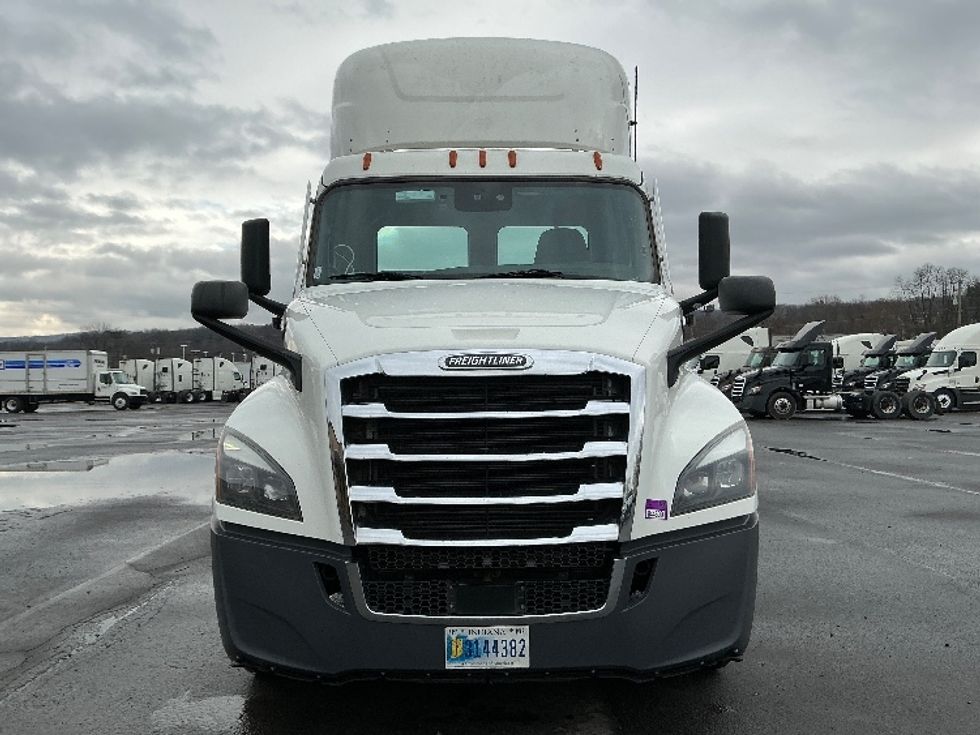 Day Cab Tractor-Heavy Duty Tractors-Freightliner-2022-T12664ST-Wilkes Barre-PA-721,609\n\t\tmiles-$ 33,000 - Image 2