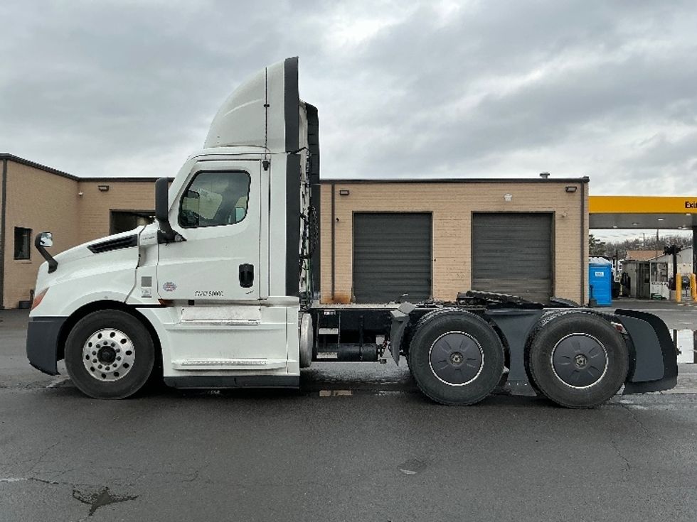 Day Cab Tractor-Heavy Duty Tractors-Freightliner-2022-T12664ST-Wilkes Barre-PA-721,609\n\t\tmiles-$ 33,000 - Image 4