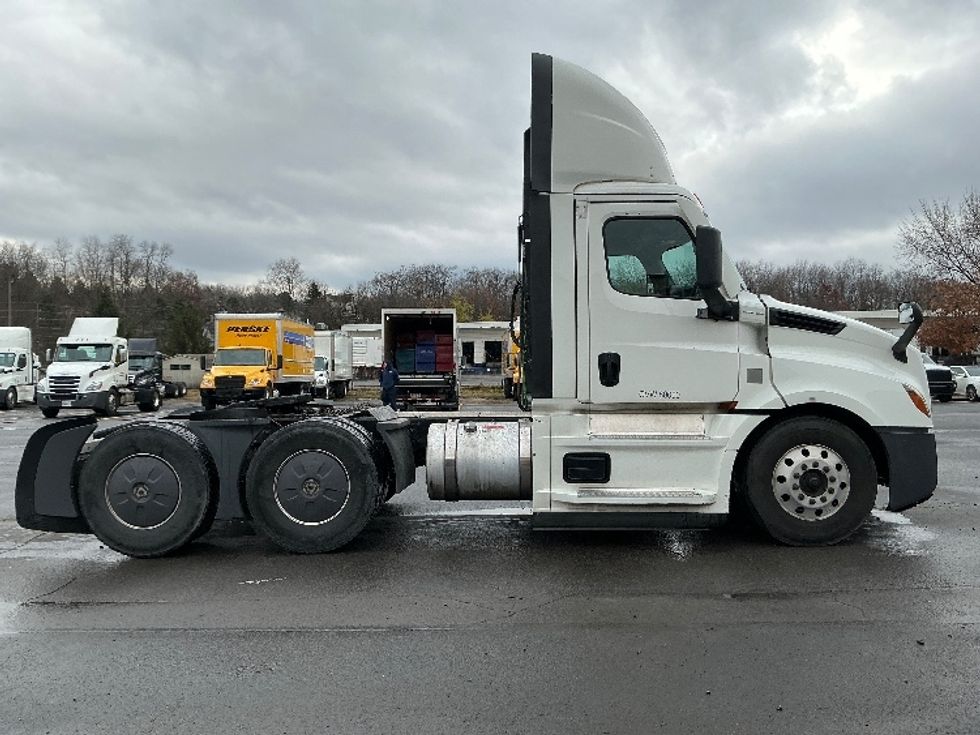 Day Cab Tractor-Heavy Duty Tractors-Freightliner-2022-T12664ST-Wilkes Barre-PA-721,609\n\t\tmiles-$ 33,000 - Image 8