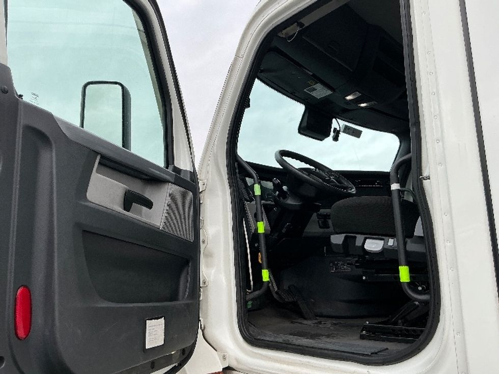 Day Cab Tractor-Heavy Duty Tractors-Freightliner-2022-T12664ST-Wilkes Barre-PA-721,609\n\t\tmiles-$ 33,000 - Image 9