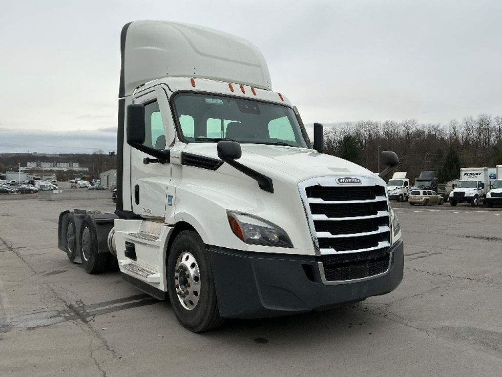 Day Cab Tractor-Heavy Duty Tractors-Freightliner-2022-T12664ST-Wilkes Barre-PA-742,143\n\t\tmiles-$ 33,000 - Image 1