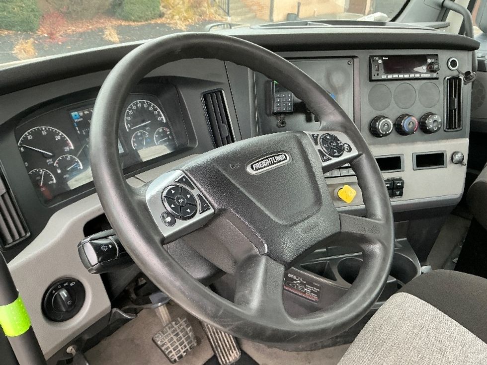 Day Cab Tractor-Heavy Duty Tractors-Freightliner-2022-T12664ST-Wilkes Barre-PA-742,143\n\t\tmiles-$ 33,000 - Image 10