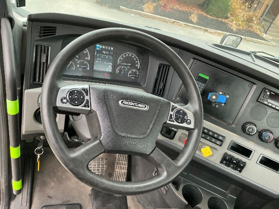 Day Cab Tractor-Heavy Duty Tractors-Freightliner-2022-T12664ST-Wilkes Barre-PA-742,143\n\t\tmiles-$ 33,000 - Image 11