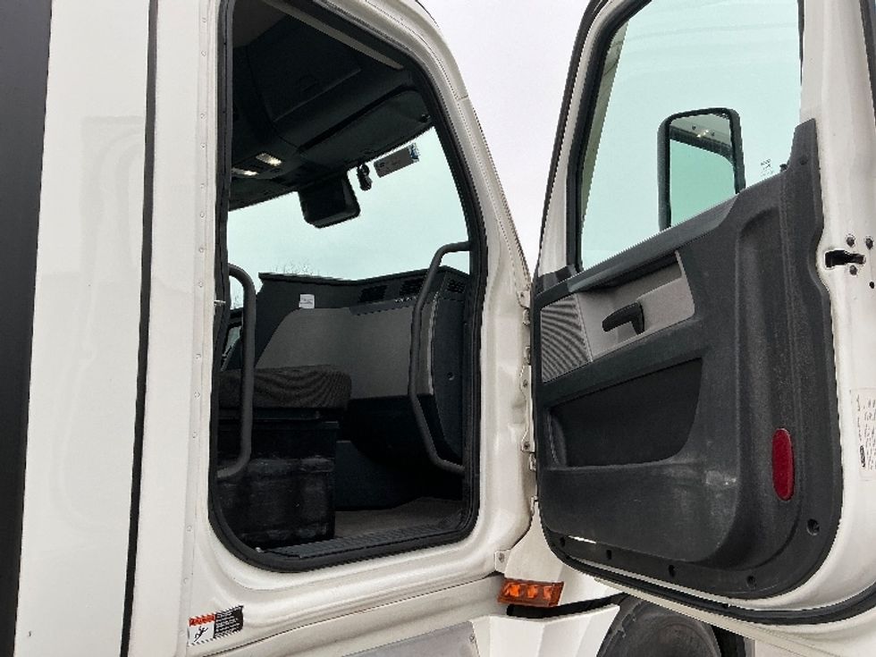 Day Cab Tractor-Heavy Duty Tractors-Freightliner-2022-T12664ST-Wilkes Barre-PA-742,143\n\t\tmiles-$ 33,000 - Image 12