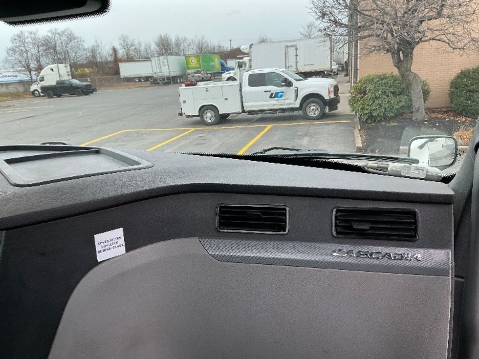 Day Cab Tractor-Heavy Duty Tractors-Freightliner-2022-T12664ST-Wilkes Barre-PA-742,143\n\t\tmiles-$ 33,000 - Image 13