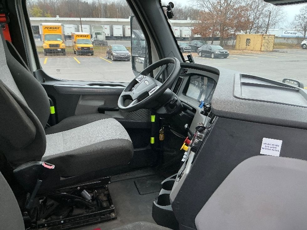 Day Cab Tractor-Heavy Duty Tractors-Freightliner-2022-T12664ST-Wilkes Barre-PA-742,143\n\t\tmiles-$ 33,000 - Image 14