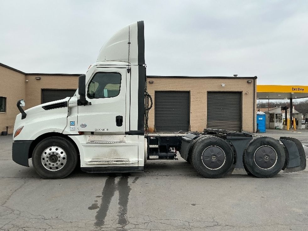 Day Cab Tractor-Heavy Duty Tractors-Freightliner-2022-T12664ST-Wilkes Barre-PA-742,143\n\t\tmiles-$ 33,000 - Image 4