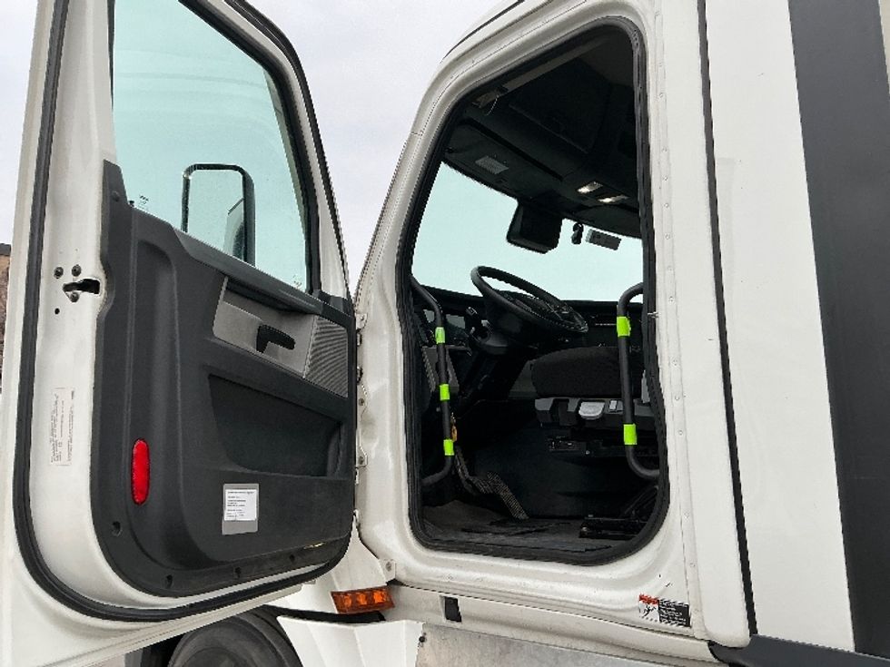 Day Cab Tractor-Heavy Duty Tractors-Freightliner-2022-T12664ST-Wilkes Barre-PA-742,143\n\t\tmiles-$ 33,000 - Image 9