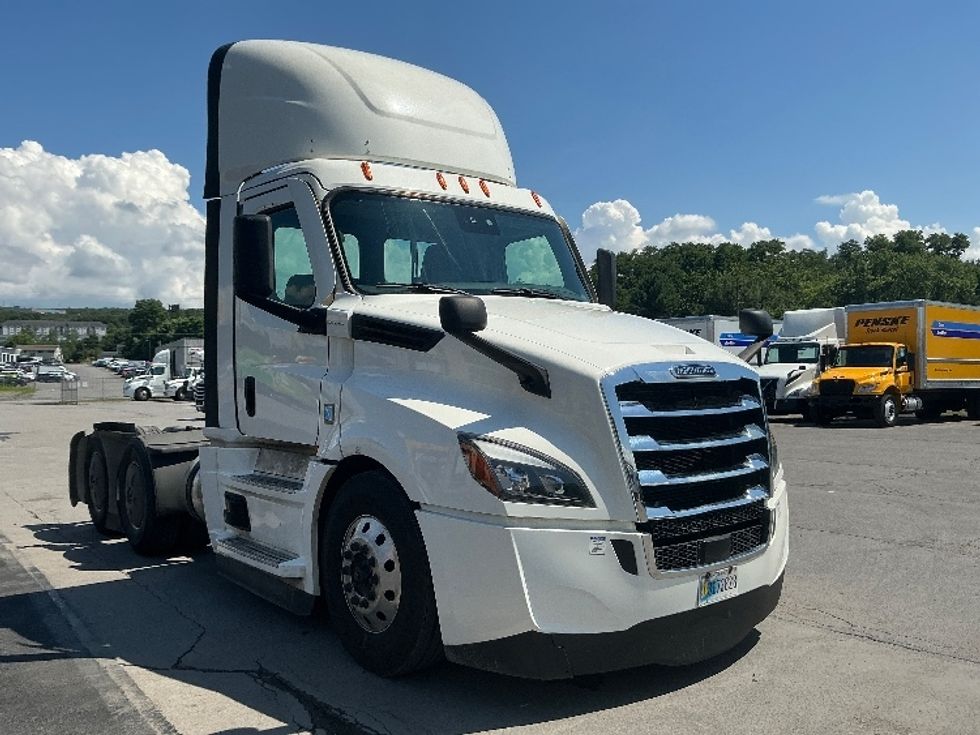 Day Cab Tractor-Heavy Duty Tractors-Freightliner-2022-T12664ST-Wilkes Barre-PA-786,377\n\t\tmiles-$ 34,000 - Image 1