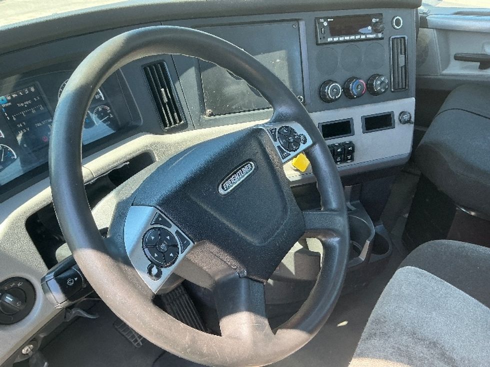 Day Cab Tractor-Heavy Duty Tractors-Freightliner-2022-T12664ST-Wilkes Barre-PA-786,377\n\t\tmiles-$ 34,000 - Image 10