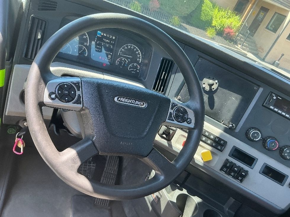 Day Cab Tractor-Heavy Duty Tractors-Freightliner-2022-T12664ST-Wilkes Barre-PA-786,377\n\t\tmiles-$ 34,000 - Image 11