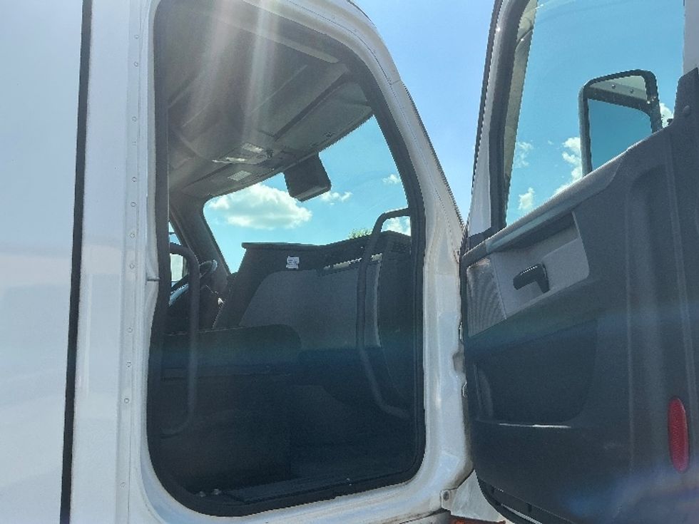 Day Cab Tractor-Heavy Duty Tractors-Freightliner-2022-T12664ST-Wilkes Barre-PA-786,377\n\t\tmiles-$ 34,000 - Image 12