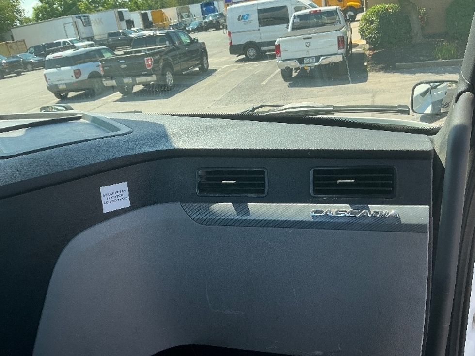 Day Cab Tractor-Heavy Duty Tractors-Freightliner-2022-T12664ST-Wilkes Barre-PA-786,377\n\t\tmiles-$ 34,000 - Image 13