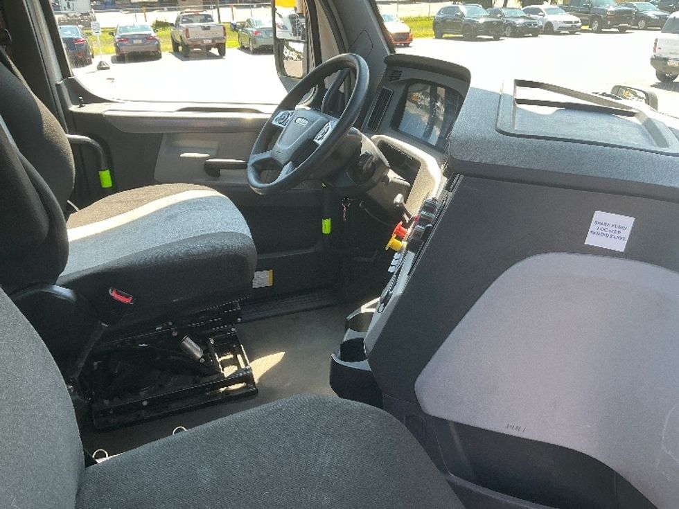 Day Cab Tractor-Heavy Duty Tractors-Freightliner-2022-T12664ST-Wilkes Barre-PA-786,377\n\t\tmiles-$ 34,000 - Image 14