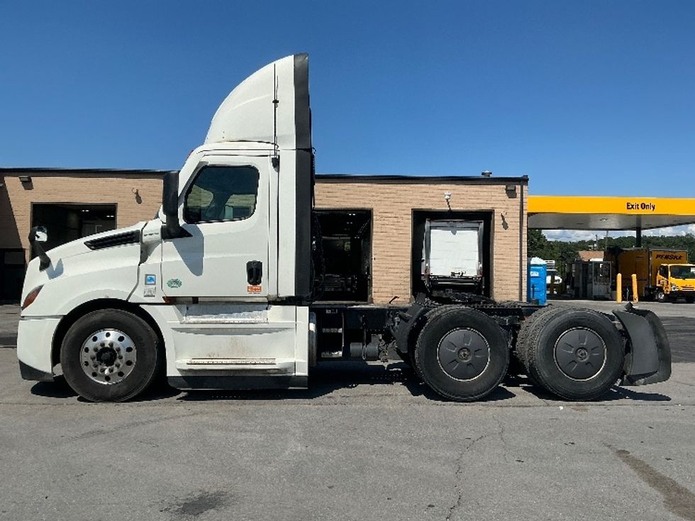 Day Cab Tractor-Heavy Duty Tractors-Freightliner-2022-T12664ST-Wilkes Barre-PA-786,377\n\t\tmiles-$ 34,000 - Image 4