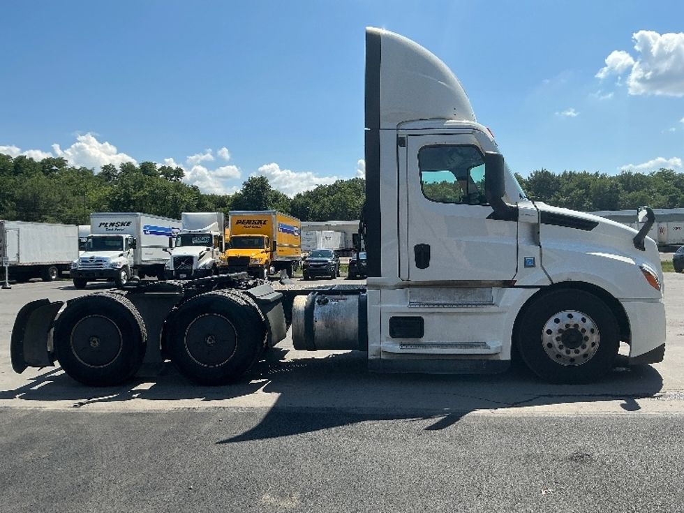 Day Cab Tractor-Heavy Duty Tractors-Freightliner-2022-T12664ST-Wilkes Barre-PA-786,377\n\t\tmiles-$ 34,000 - Image 8