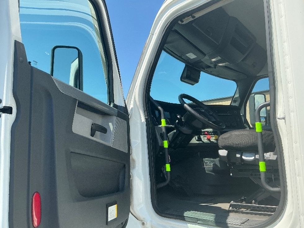 Day Cab Tractor-Heavy Duty Tractors-Freightliner-2022-T12664ST-Wilkes Barre-PA-786,377\n\t\tmiles-$ 34,000 - Image 9