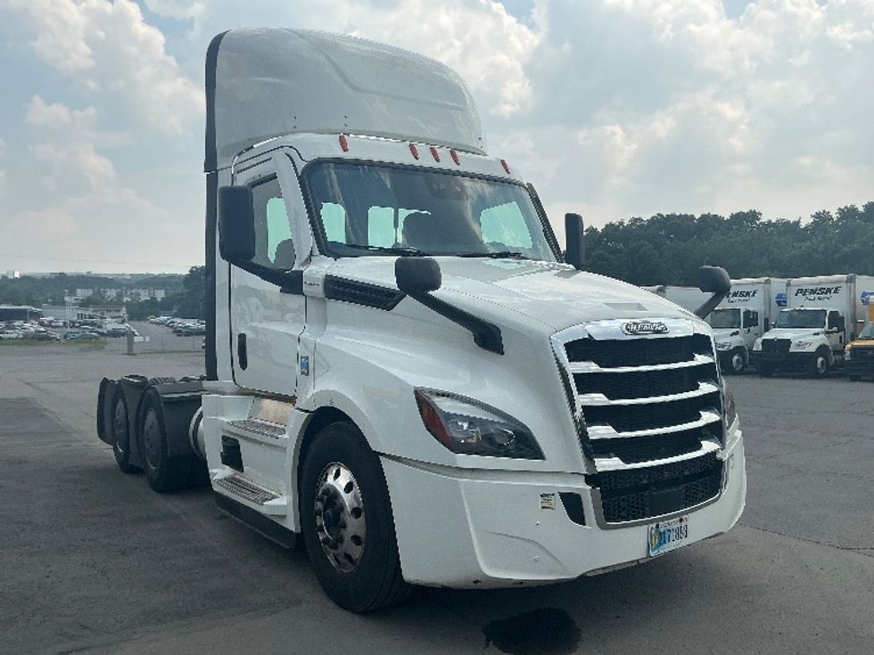 Day Cab Tractor-Heavy Duty Tractors-Freightliner-2022-T12664ST-Wilkes Barre-PA-817,471\n\t\tmiles-$ 34,000 - Image 1