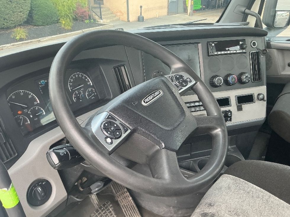 Day Cab Tractor-Heavy Duty Tractors-Freightliner-2022-T12664ST-Wilkes Barre-PA-817,471\n\t\tmiles-$ 34,000 - Image 10