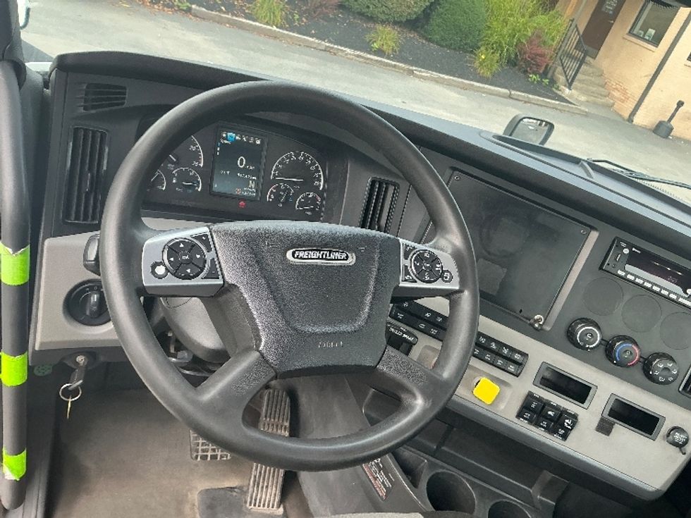Day Cab Tractor-Heavy Duty Tractors-Freightliner-2022-T12664ST-Wilkes Barre-PA-817,471\n\t\tmiles-$ 34,000 - Image 11