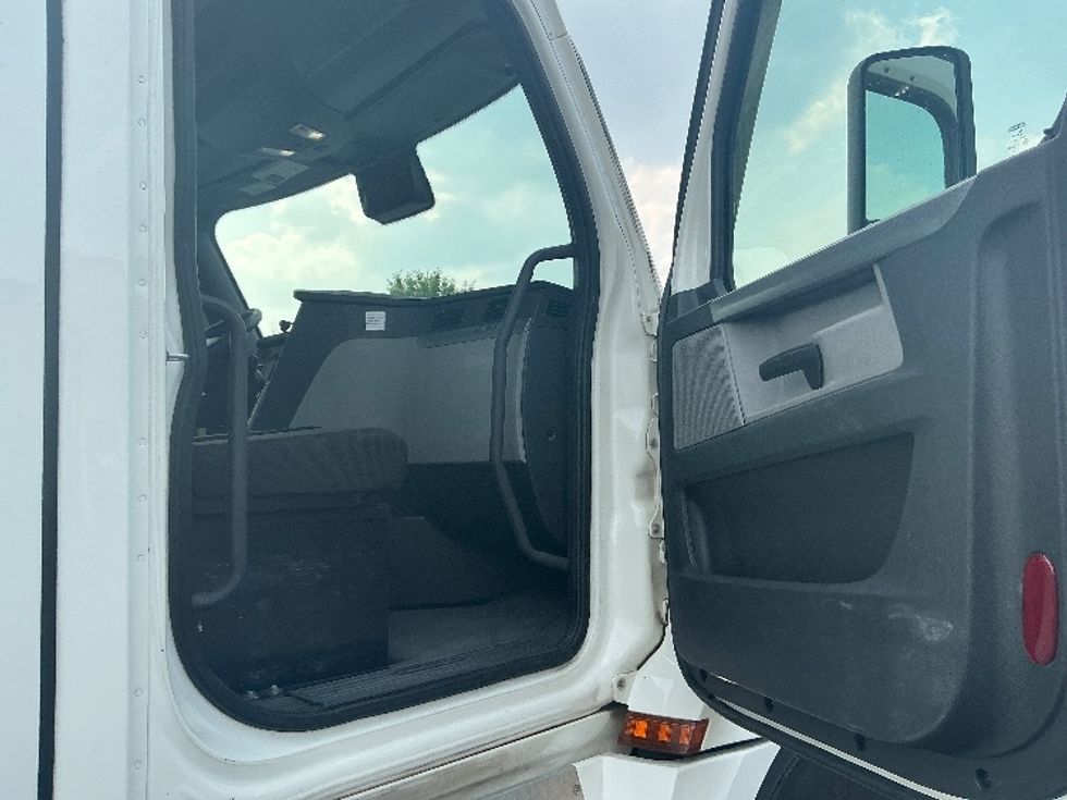 Day Cab Tractor-Heavy Duty Tractors-Freightliner-2022-T12664ST-Wilkes Barre-PA-817,471\n\t\tmiles-$ 34,000 - Image 12