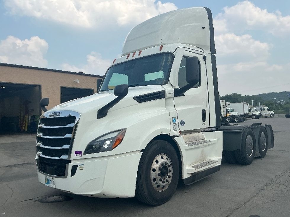 Day Cab Tractor-Heavy Duty Tractors-Freightliner-2022-T12664ST-Wilkes Barre-PA-817,471\n\t\tmiles-$ 34,000 - Image 3