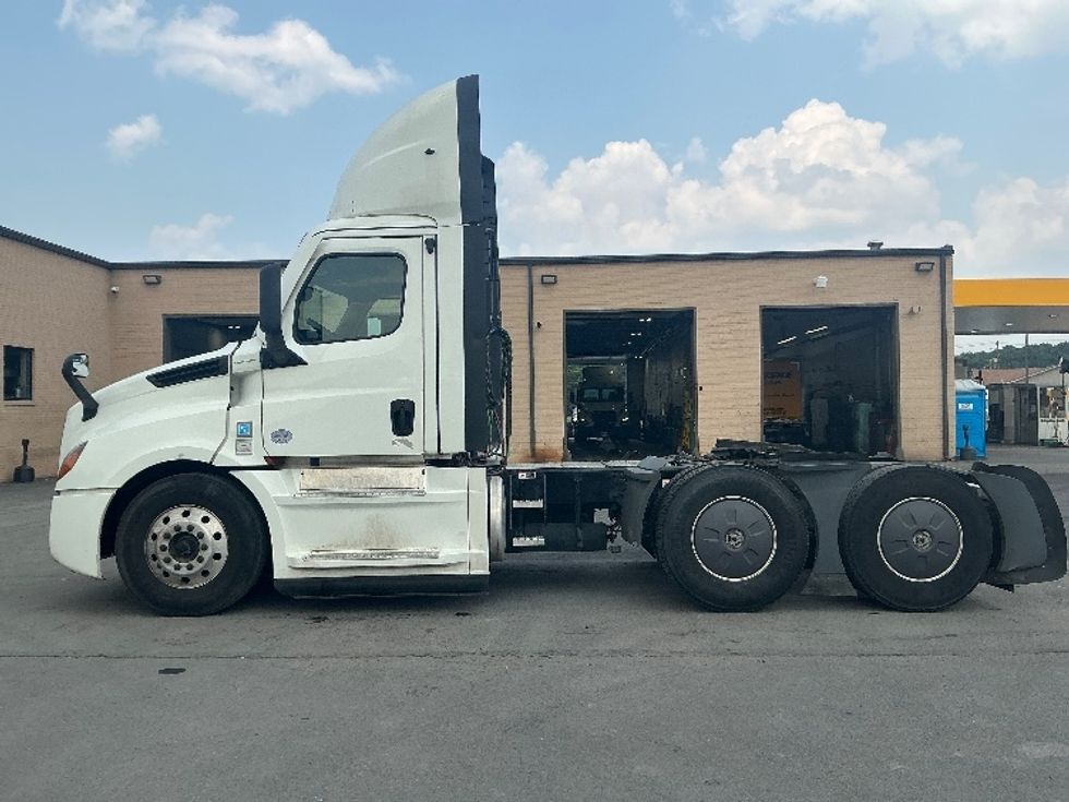 Day Cab Tractor-Heavy Duty Tractors-Freightliner-2022-T12664ST-Wilkes Barre-PA-817,471\n\t\tmiles-$ 34,000 - Image 4