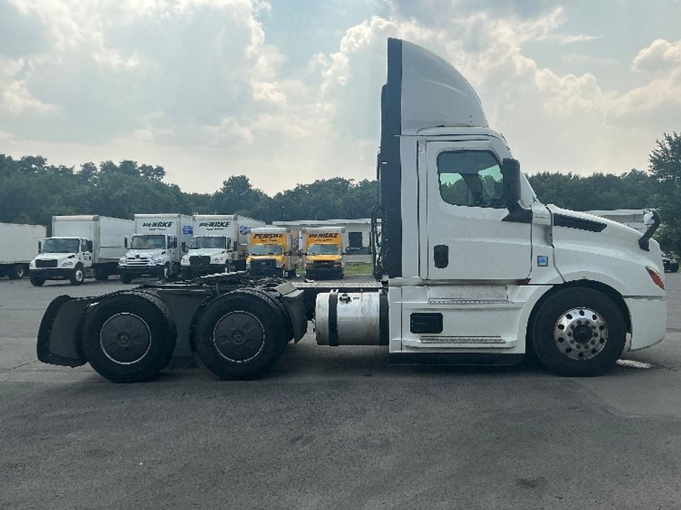 Day Cab Tractor-Heavy Duty Tractors-Freightliner-2022-T12664ST-Wilkes Barre-PA-817,471\n\t\tmiles-$ 34,000 - Image 8