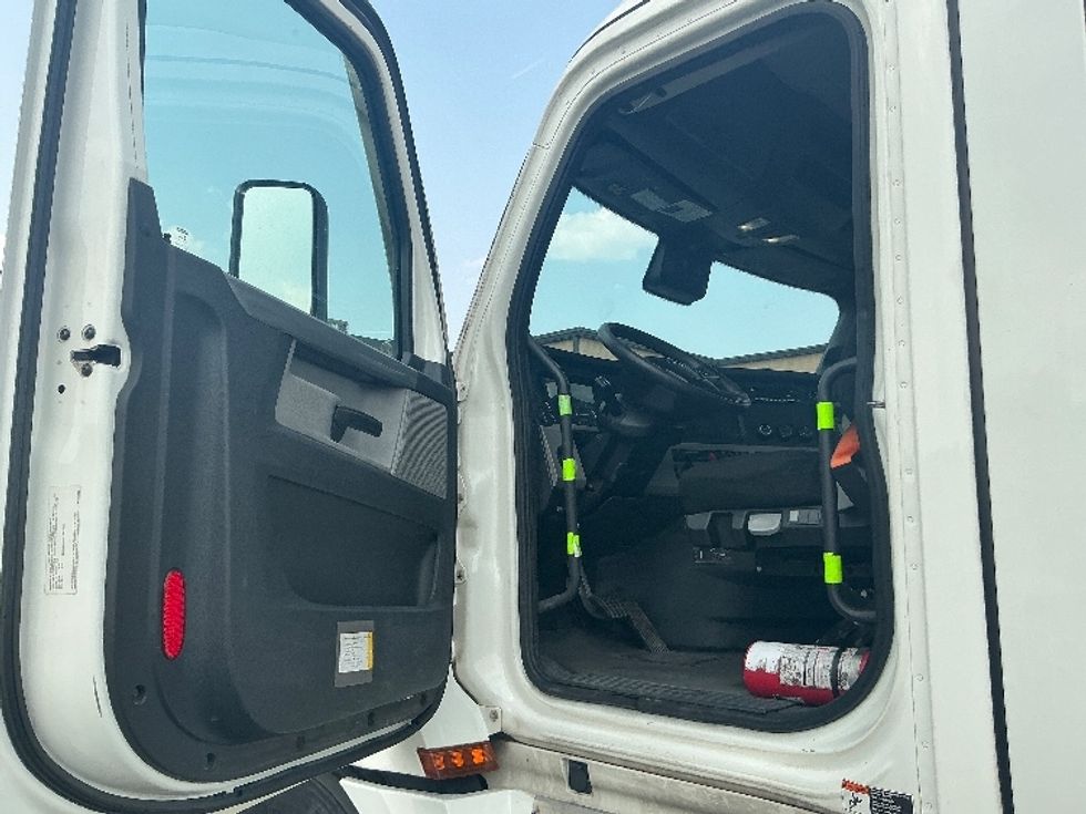 Day Cab Tractor-Heavy Duty Tractors-Freightliner-2022-T12664ST-Wilkes Barre-PA-817,471\n\t\tmiles-$ 34,000 - Image 9