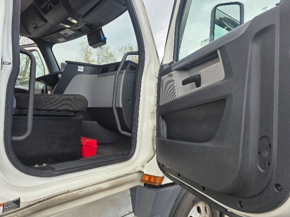 Day Cab Tractor-Heavy Duty Tractors-Freightliner-2022-T12684ST-Flat Rock-MI-615,882\n\t\tmiles-$ 49,750 - Image 12