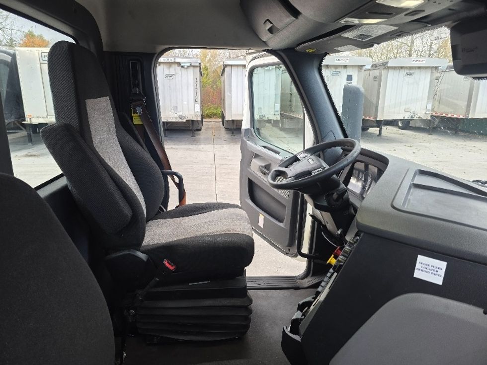 Day Cab Tractor-Heavy Duty Tractors-Freightliner-2022-T12684ST-Flat Rock-MI-615,882\n\t\tmiles-$ 49,750 - Image 14