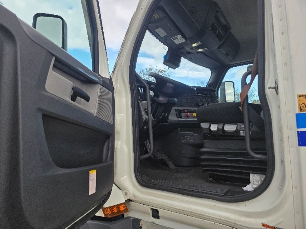 Day Cab Tractor-Heavy Duty Tractors-Freightliner-2022-T12684ST-Flat Rock-MI-615,882\n\t\tmiles-$ 49,750 - Image 9