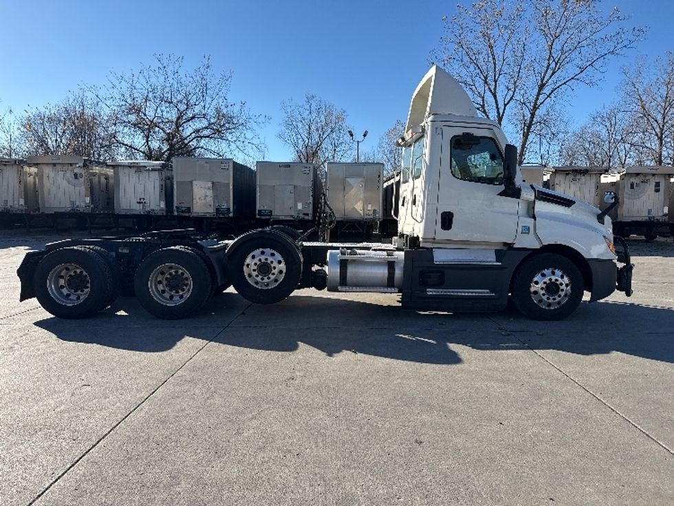 Day Cab Tractor-Heavy Duty Tractors-Freightliner-2022-T12684ST-Flat Rock-MI-681,360\n\t\tmiles-$ 42,000 - Image 14