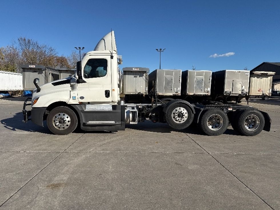 Day Cab Tractor-Heavy Duty Tractors-Freightliner-2022-T12684ST-Flat Rock-MI-681,360\n\t\tmiles-$ 42,000 - Image 5