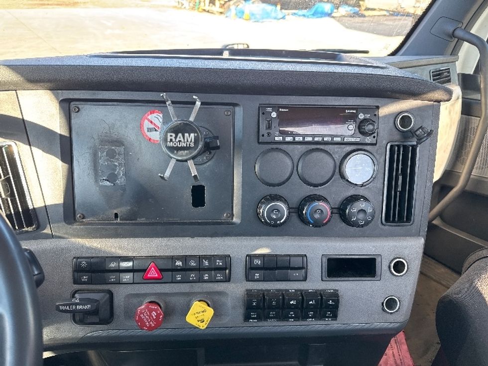 Day Cab Tractor-Heavy Duty Tractors-Freightliner-2022-T12684ST-Flat Rock-MI-681,360\n\t\tmiles-$ 42,000 - Image 8