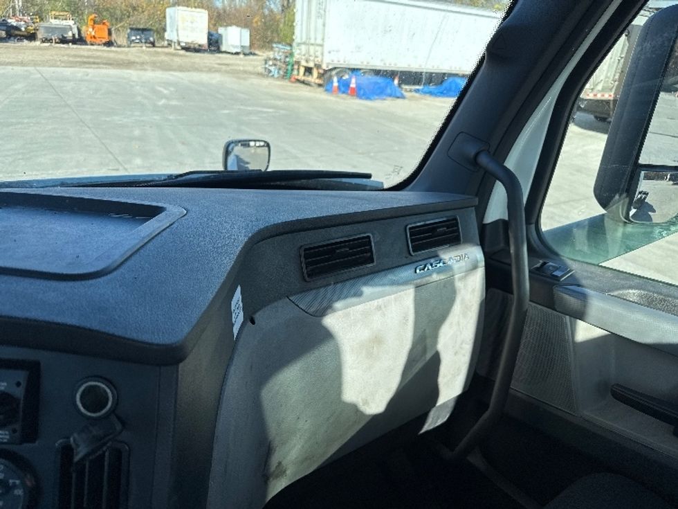 Day Cab Tractor-Heavy Duty Tractors-Freightliner-2022-T12684ST-Flat Rock-MI-681,360\n\t\tmiles-$ 42,000 - Image 9