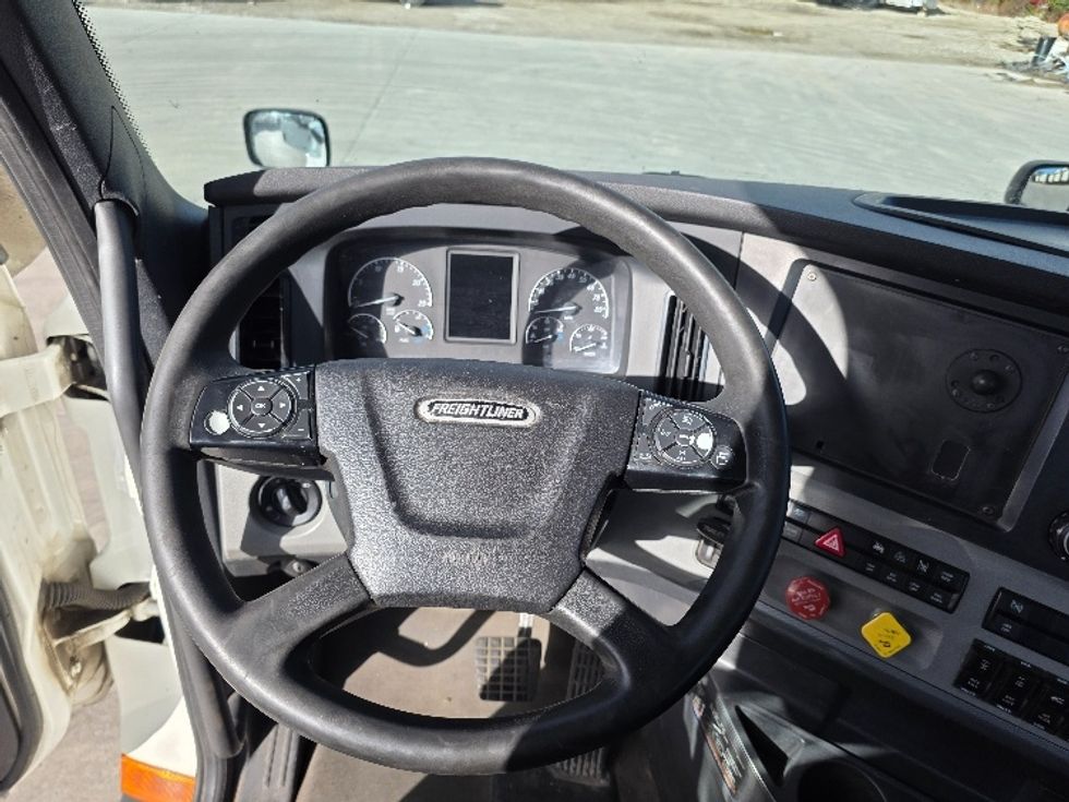 Day Cab Tractor-Heavy Duty Tractors-Freightliner-2022-T12684ST-Flat Rock-MI-712,178\n\t\tmiles-$ 39,250 - Image 11