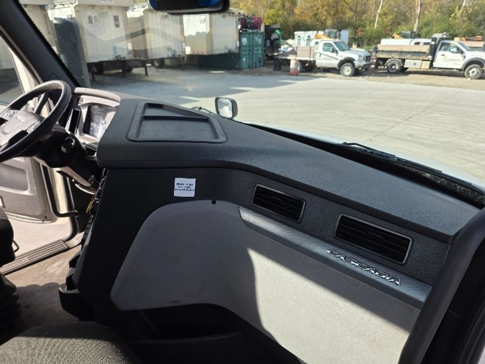 Day Cab Tractor-Heavy Duty Tractors-Freightliner-2022-T12684ST-Flat Rock-MI-712,178\n\t\tmiles-$ 39,250 - Image 13