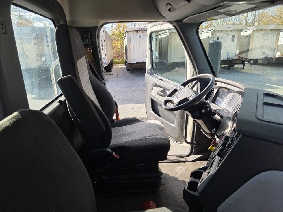 Day Cab Tractor-Heavy Duty Tractors-Freightliner-2022-T12684ST-Flat Rock-MI-712,178\n\t\tmiles-$ 39,250 - Image 14