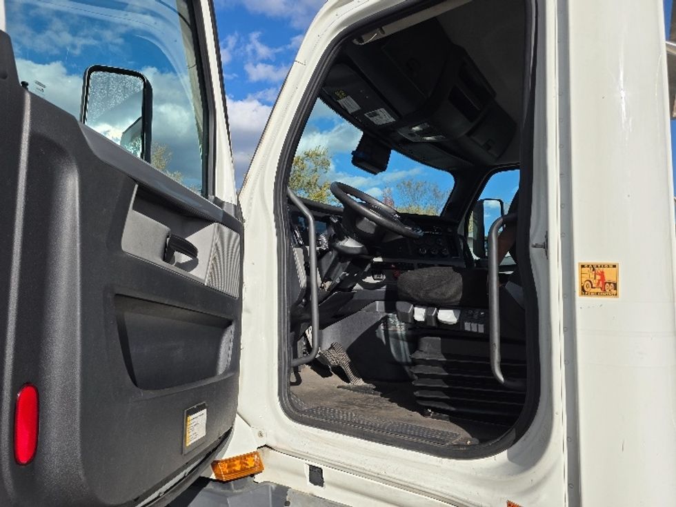 Day Cab Tractor-Heavy Duty Tractors-Freightliner-2022-T12684ST-Flat Rock-MI-712,178\n\t\tmiles-$ 39,250 - Image 9