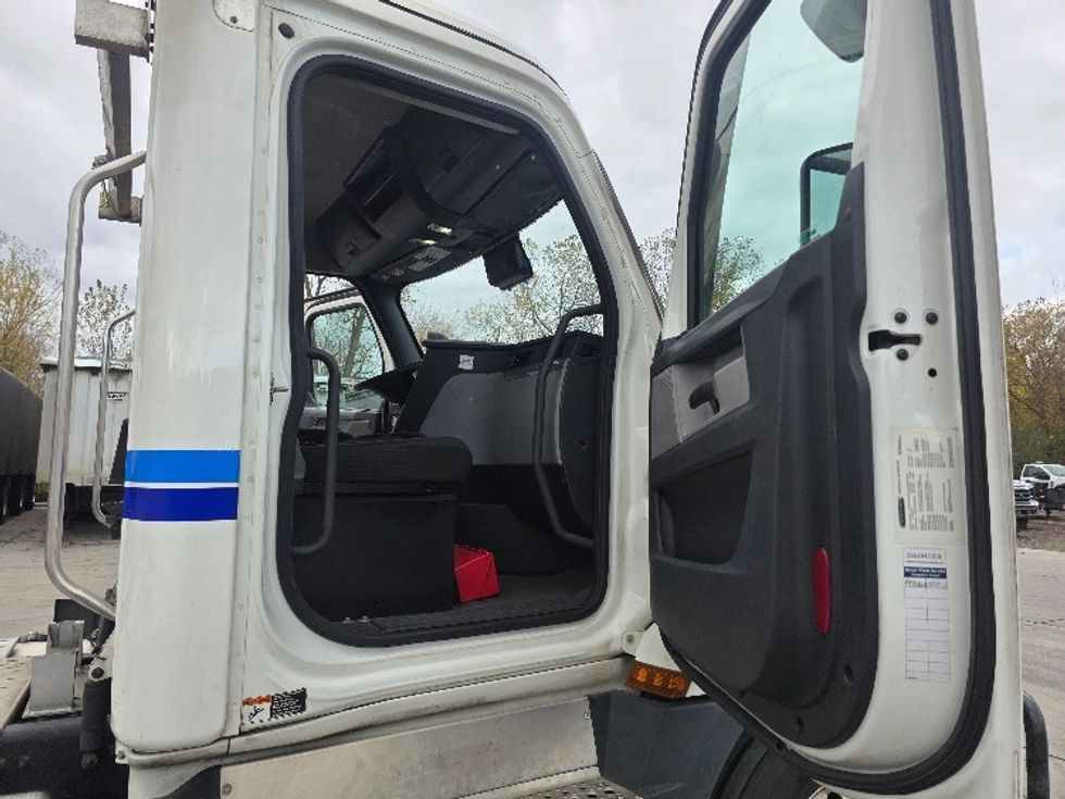 Day Cab Tractor-Heavy Duty Tractors-Freightliner-2022-T12684ST-Flat Rock-MI-739,455\n\t\tmiles-$ 39,250 - Image 12