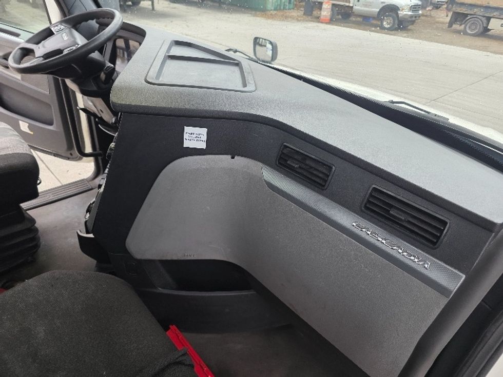 Day Cab Tractor-Heavy Duty Tractors-Freightliner-2022-T12684ST-Flat Rock-MI-739,455\n\t\tmiles-$ 39,250 - Image 13