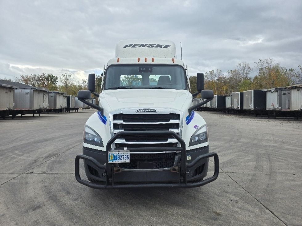 Day Cab Tractor-Heavy Duty Tractors-Freightliner-2022-T12684ST-Flat Rock-MI-739,455\n\t\tmiles-$ 39,250 - Image 2