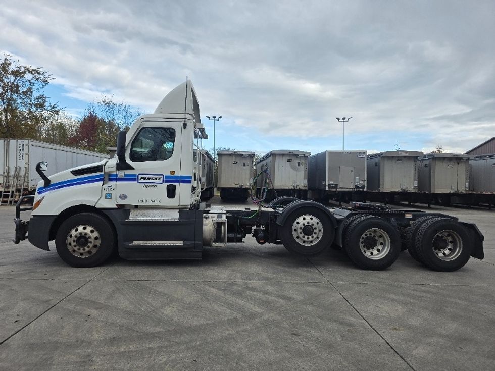 Day Cab Tractor-Heavy Duty Tractors-Freightliner-2022-T12684ST-Flat Rock-MI-739,455\n\t\tmiles-$ 39,250 - Image 4