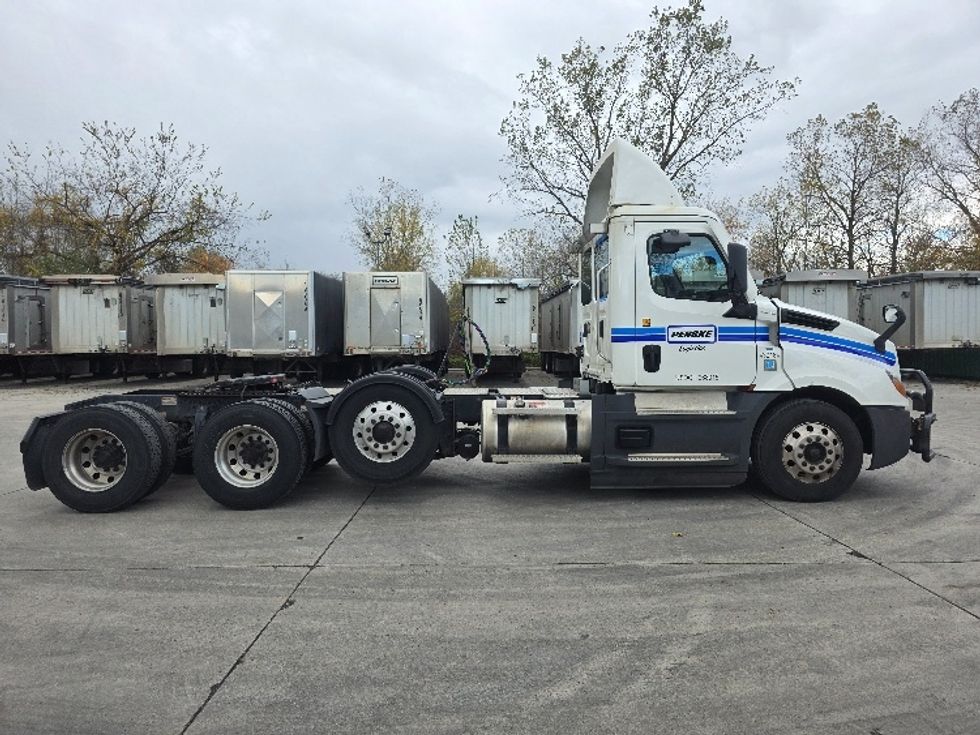 Day Cab Tractor-Heavy Duty Tractors-Freightliner-2022-T12684ST-Flat Rock-MI-739,455\n\t\tmiles-$ 39,250 - Image 8